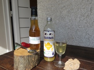 A gauche le vinaigre artisanal de Combucha, à droite la boisson désaltérante acidulée et légèrement pétillante élaborée, elle aussi, à partir du champignon de kombucha